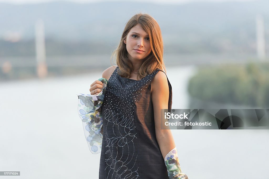 Jovem mulher posando fora - Foto de stock de 16-17 Anos royalty-free