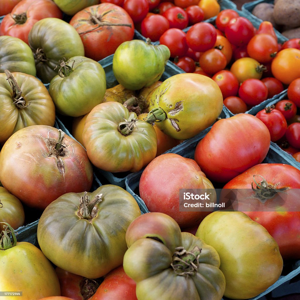 Pomodori heirloom fresca biologica al mercato degli agricoltori - Foto stock royalty-free di Agricoltura