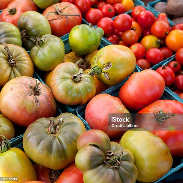 Pomodori Heirloom Fresca Biologica Al Mercato Degli Agricoltori - Fotografie stock e altre immagini di Agricoltura