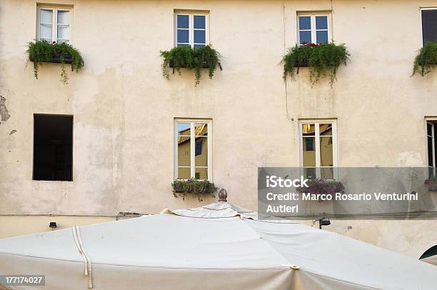 Windows Olhar No Campo Dellanfiteatro Lucca - Fotografias de stock e mais imagens de Ao Ar Livre - Ao Ar Livre, Arquitetura, Bairro Antigo