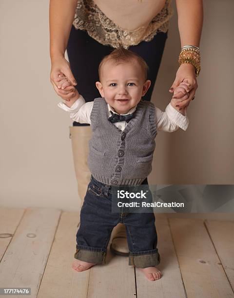 Mutter Holding Babys Hands Stockfoto und mehr Bilder von Alleinerzieherin - Alleinerzieherin, Baby, Ein Elternteil