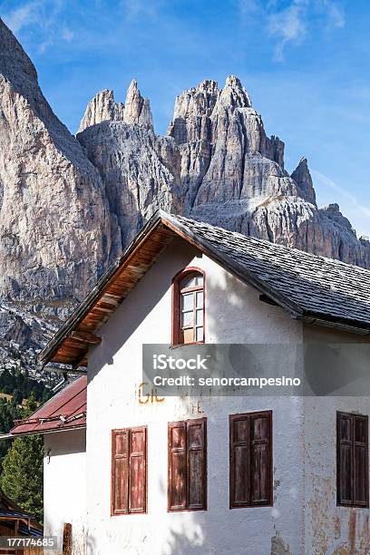 Foto de Abandonado Mountain Lodge e mais fotos de stock de Abandonado - Abandonado, Montanhas Dolomitas, Alpes europeus