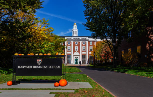 harvard business school - uniwersytet harvarda - boston, massachusetts - massachusetts boston harvard university sign zdjęcia i obrazy z banku zdjęć