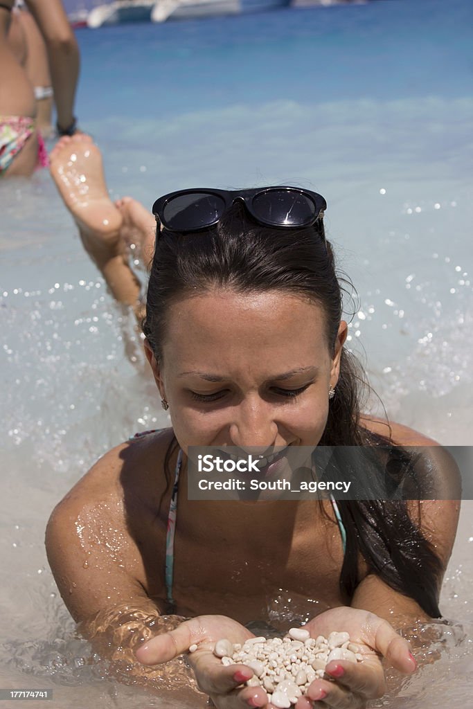 Sorrindo Mulher na praia tropical beach - Foto de stock de Adulto royalty-free