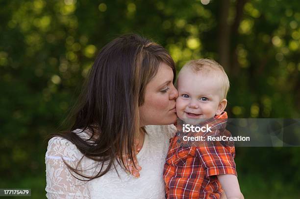 구슬눈꼬리 키스 행복함 Son On 뺨과 12-23 개월에 대한 스톡 사진 및 기타 이미지 - 12-23 개월, 가족, 남성