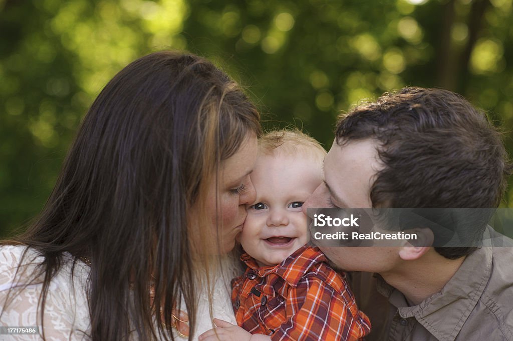 Mãe e pai Beijar Son - Royalty-free 12-23 Meses Foto de stock