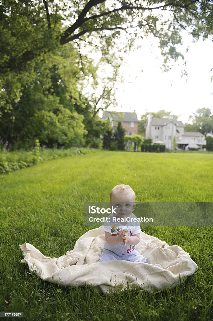 Bébé assis sur une couverture à l'extérieur - Photo de 12-23 mois libre de droits
