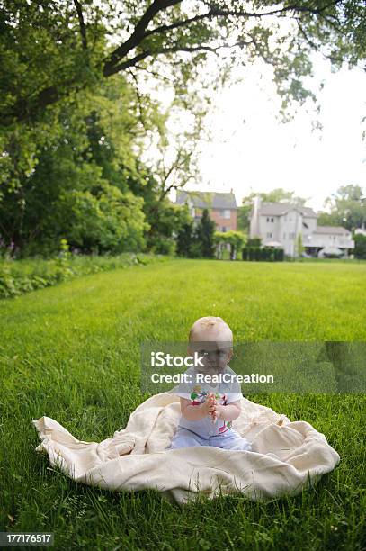Bambino Seduto Su Coperta Esterno - Fotografie stock e altre immagini di 12-23 mesi - 12-23 mesi, Ambientazione esterna, Bambini maschi