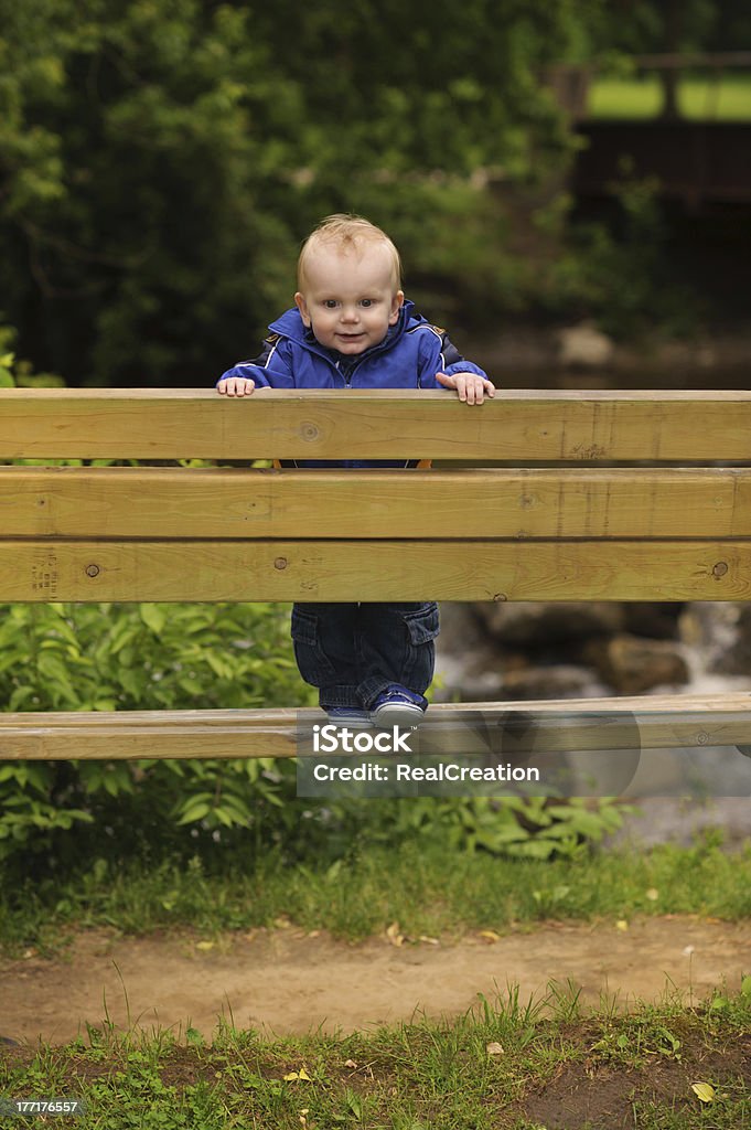 Bebê em pé no banco de madeira - Foto de stock de 12-23 meses royalty-free