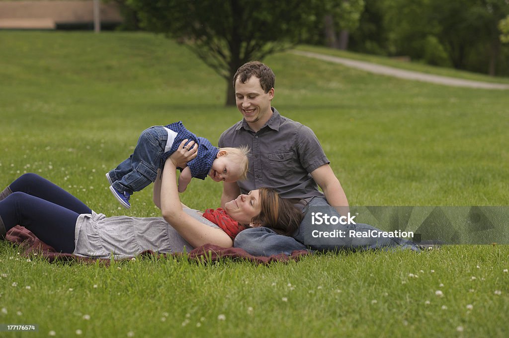 Famille jouant à l'extérieur pendant l'été - Photo de 12-23 mois libre de droits