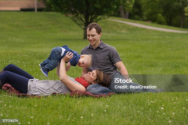 Famiglia Giocare Allaperto In Estate - Fotografie stock e altre immagini di 12-23 mesi - 12-23 mesi, Adulto, Ambientazione esterna