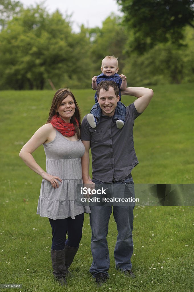 Família feliz em pé do lado de fora - Foto de stock de 12-23 meses royalty-free