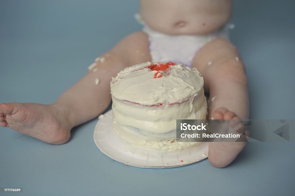 Gros plan de bébé manger Gâteau d'anniversaire - Photo de 12-23 mois libre de droits