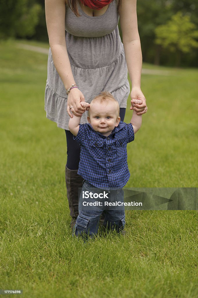 Heureux bébé tenant la main mère - Photo de 12-23 mois libre de droits