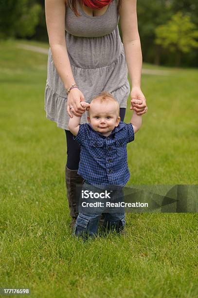 Bebé De Mãe Feliz Exploração De Mão - Fotografias de stock e mais imagens de 12-23 Meses - 12-23 Meses, Ao Ar Livre, Bebé