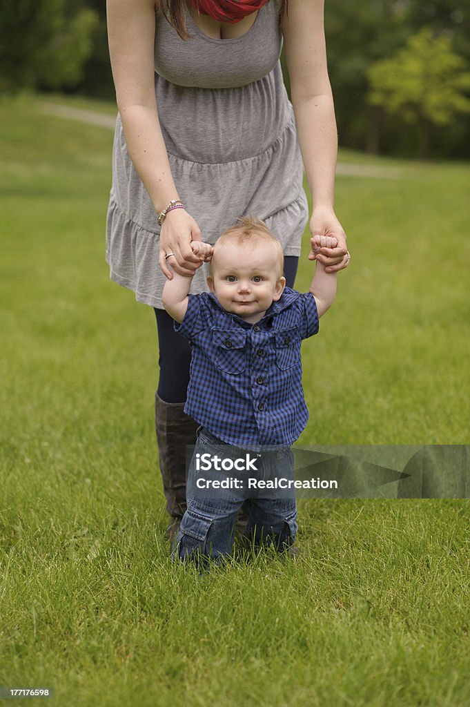 Счастливый ребенок Holding Mother's Hands - Стоковые фото 12-23 месяца роялти-фри