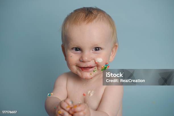 Szczęśliwy Dziecko Objęte Ciasto - zdjęcia stockowe i więcej obrazów 12-23 miesięcy - 12-23 miesięcy, Chłopcy, Ciasto