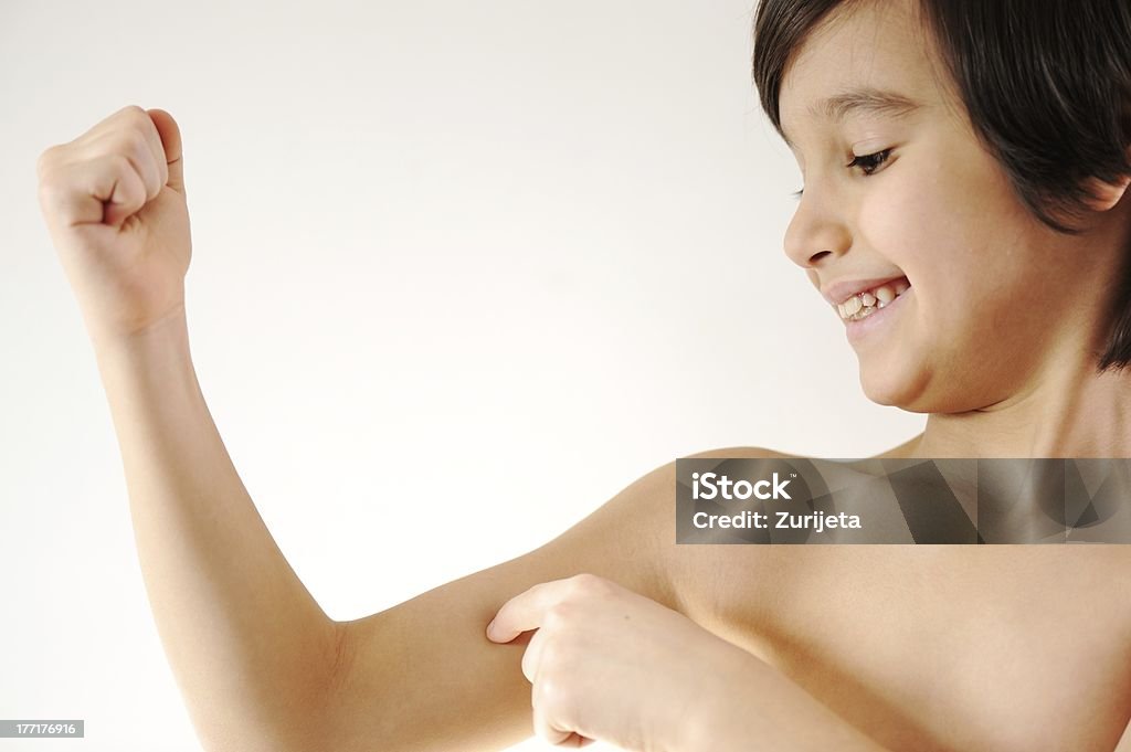 Crianças mostrando os músculos de seus braços - Foto de stock de Alegria royalty-free