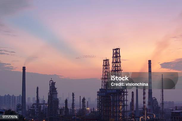 Raffinerie Des Hotels Bei Nacht Stockfoto und mehr Bilder von Benzin - Benzin, China, Destillation