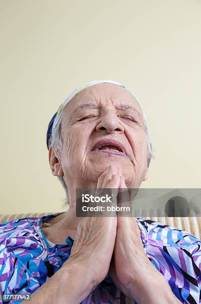 Modlić Się - zdjęcia stockowe i więcej obrazów Dorosły - Dorosły, Fotografika, Kobiety