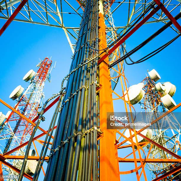 Telecommunication Tower Gegen Den Blauen Himmel Stockfoto und mehr Bilder von Antenne - Antenne, Architektonische Säule, Ausrüstung und Geräte