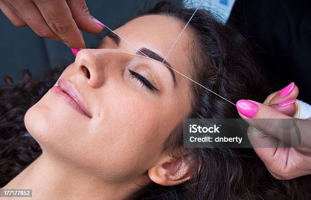 Foto de Mulher De Remoção Do Cabelo Threading Processo De Tratamento Facial e mais fotos de stock de Enfiar