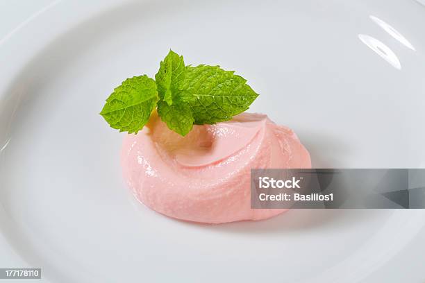 Pink Hüttenkäse Stockfoto und mehr Bilder von Blatt - Pflanzenbestandteile - Blatt - Pflanzenbestandteile, Dessert, Fotografie
