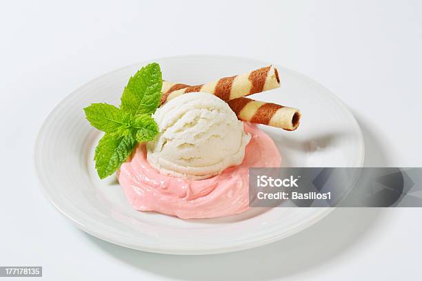 Gelato Dessert - Fotografie stock e altre immagini di Arrangiare - Arrangiare, Bianco, Biscotto secco