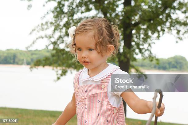 かわいい赤ちゃんの女の子は自然の探索 - 1人のストックフォトや画像を多数ご用意 - 1人, シャツ, プレーする