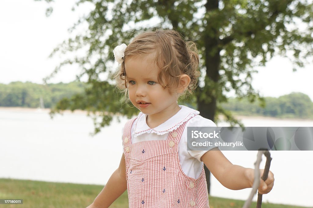 cute bebê Menina está a explorar natureza - Royalty-free 12-15 Meses Foto de stock