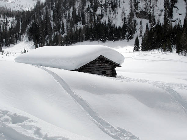 istock House in the Snow 177180179