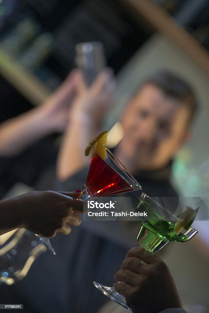 Barman przygotowywać koktajl - Zbiór zdjęć royalty-free (Alkohol - napój)