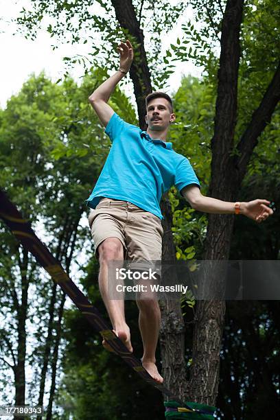 Persone In Slackline - Fotografie stock e altre immagini di Adulto - Adulto, Ambientazione esterna, Avventura