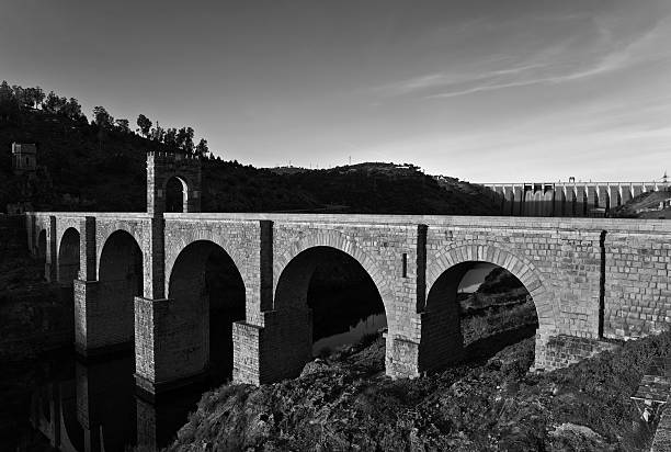 pont romain de alcantara - trajano photos et images de collection