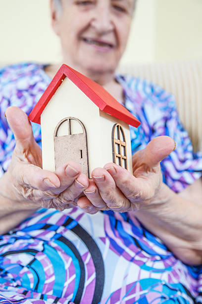 istock presenting a small model of house 177180606
