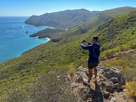 In sportswear he photographs the ocean