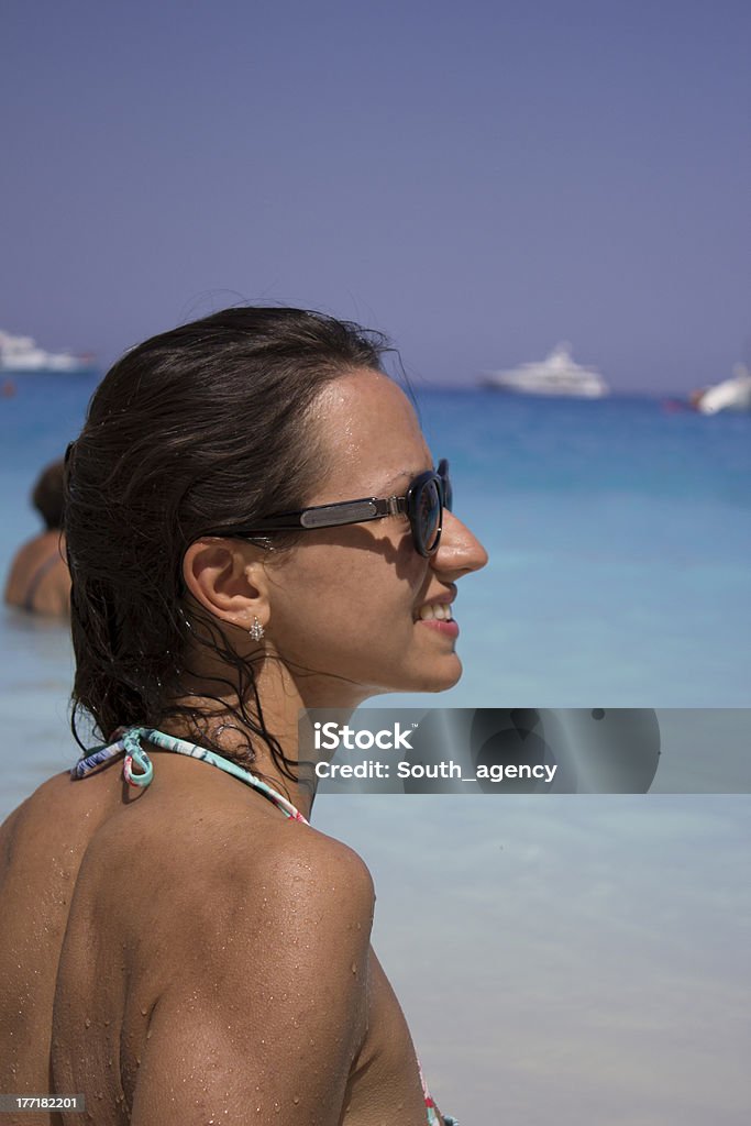 Lächelnde Frau am tropischen Strand - Lizenzfrei Badebekleidung Stock-Foto