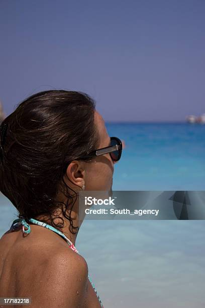 Photo libre de droit de Sourire Femme Sur La Plage Tropicale banque d'images et plus d'images libres de droit de Adulte - Adulte, Assis, Baie du naufrage - Zante