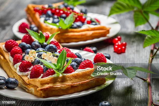 Waffels Con Crema Y Frambuesas De Arándanos Foto de stock y más banco de imágenes de Abundancia - Abundancia, Aire libre, Alimento