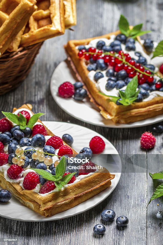 Nahaufnahme von Waffeln mit frischen Beeren und Obst - Lizenzfrei Amerikanische Heidelbeere Stock-Foto