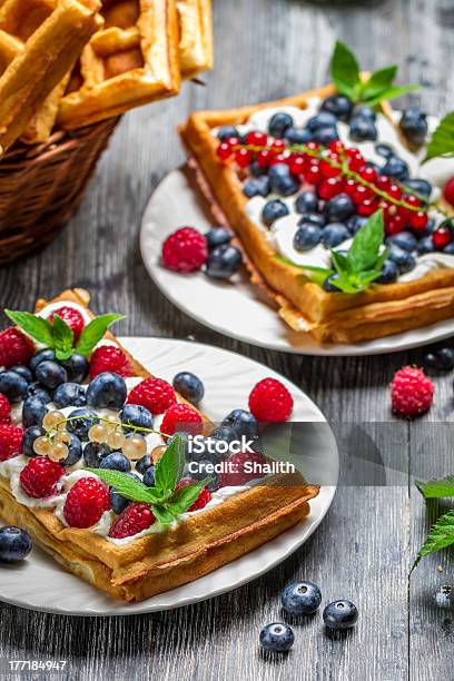 Primo Piano Di Un Waffle Freschi Frutti Di Bosco - Fotografie stock e altre immagini di Abbondanza - Abbondanza, Alimentazione non salutare, Alimentazione sana