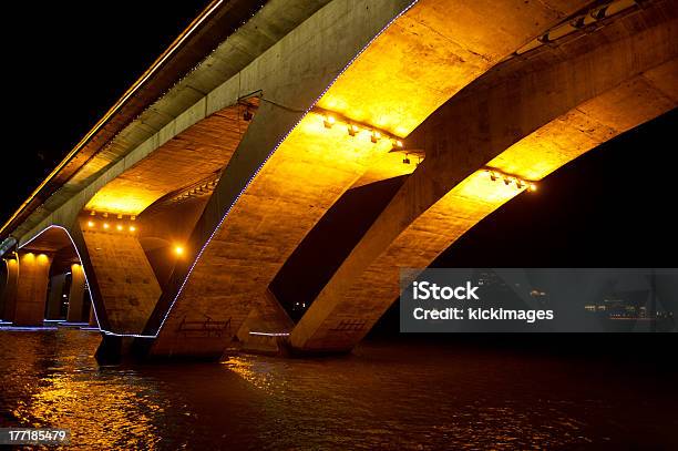 Raggiante Ponte - Fotografie stock e altre immagini di Acciaio - Acciaio, Acqua, Ambientazione esterna