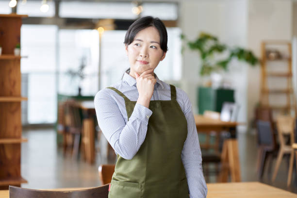 una empleada de un restaurante que está preocupada por la gestión - manager marketing recruitment small business fotografías e imágenes de stock