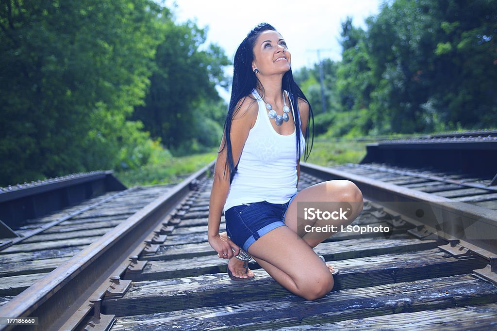 Pista de tren de mujer - Foto de stock de 20-24 años libre de derechos