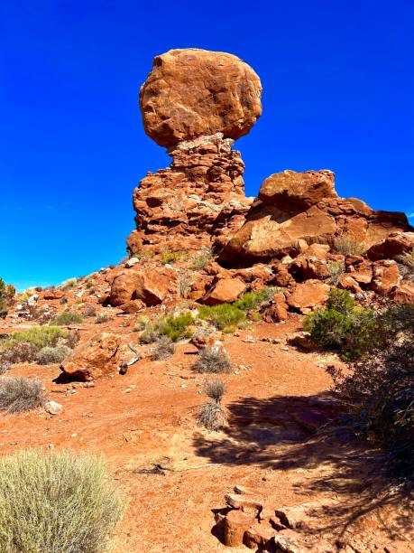 roca equilibrada, arcos national park moab, utah - travel famous place balanced rock beauty in nature fotografías e imágenes de stock