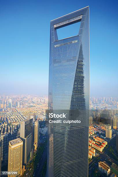 Xangai World Financial Centre - Fotografias de stock e mais imagens de Alto - Descrição Física - Alto - Descrição Física, Anoitecer, Ao Ar Livre