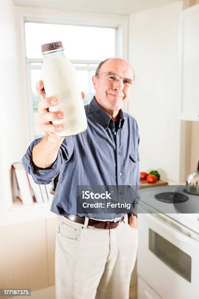 Seniors A Beber Leche Foto de stock y más banco de imágenes de Adulto - Adulto, Agarrar, Alegre