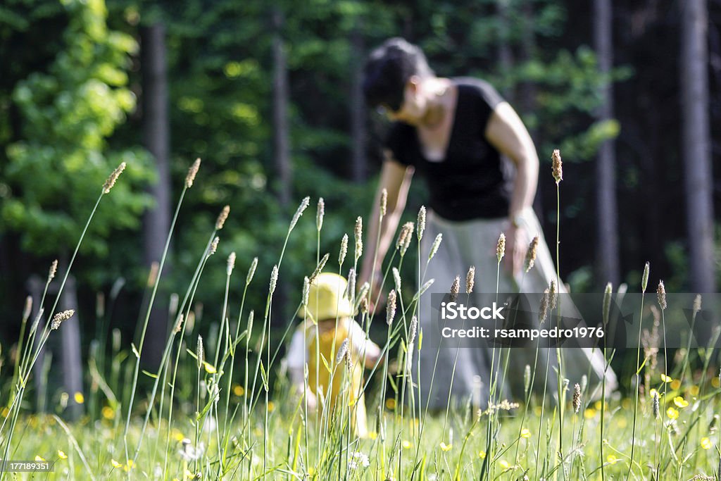 妊婦とベビーの庭園を散策 - アクティブライフスタイルのロイヤリティフリーストックフォト