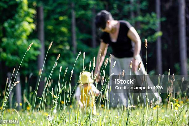 Mãe E Bebê Andar No Jardim - Fotografias de stock e mais imagens de Adulto - Adulto, Alegria, Andar