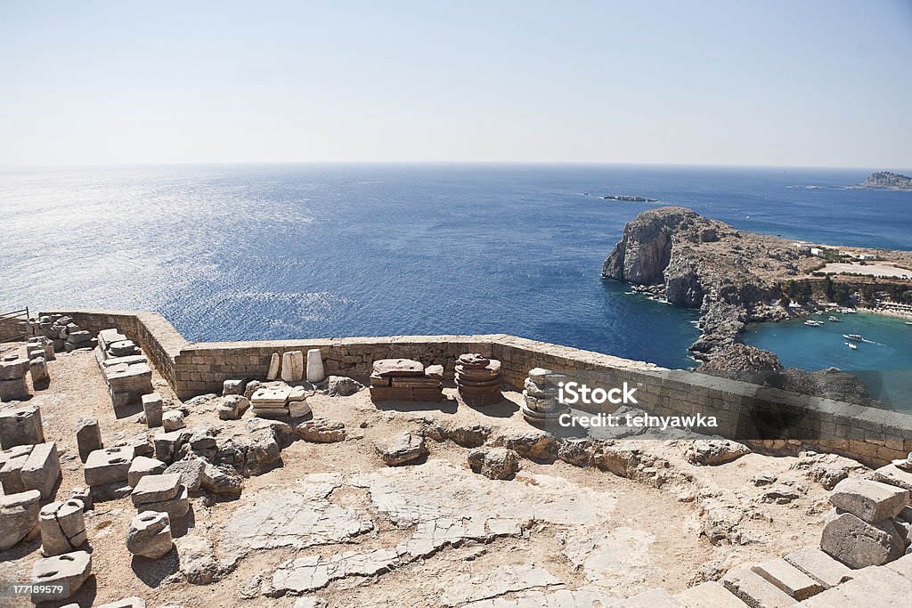 Antigua templo de apolo en Lindos, Grecia - Foto de stock de Acrópolis - Pueblo de Lindos libre de derechos